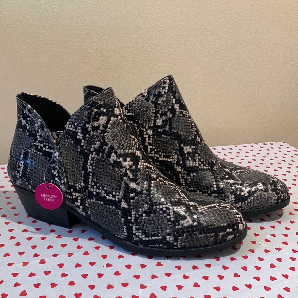 NWOB Women’s snake print booties SZ-11